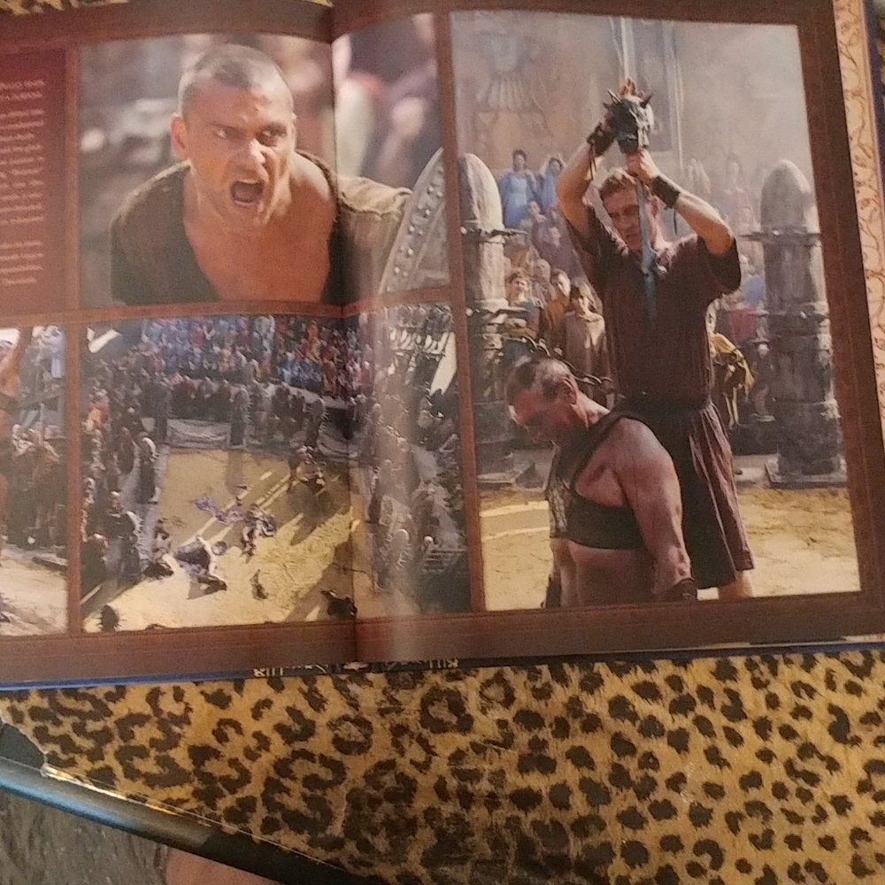 Coffee table Book - Picture 5 of 11